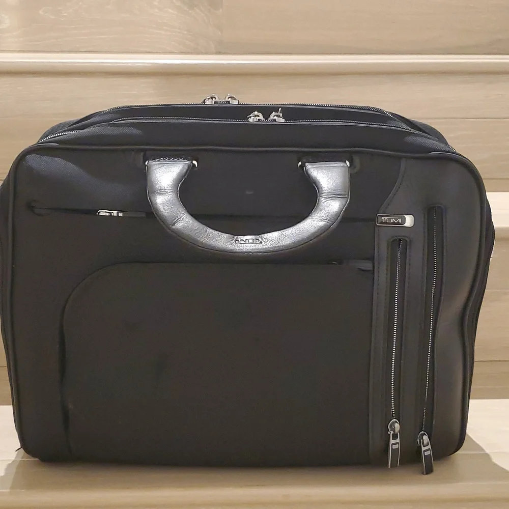 Tumi Arrivé T-Pass Kennedy Expandable Deluxe Brief Laptop Carryall Brief…